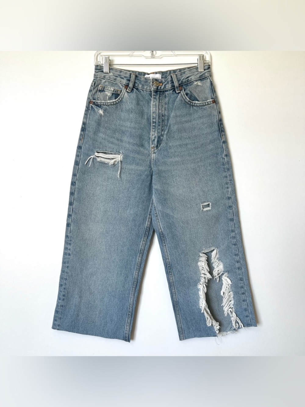 (๑!﹏!๑)

Wide Leg Distressed Ripped Jorts